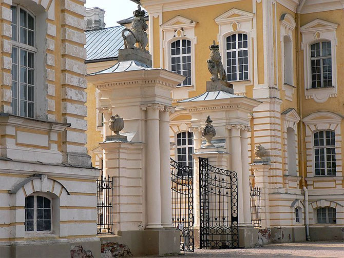 После присоединения Курляндии к Российской империи в 1795 году Рундальский дворец был пожалован фавориту императрицы Зубову