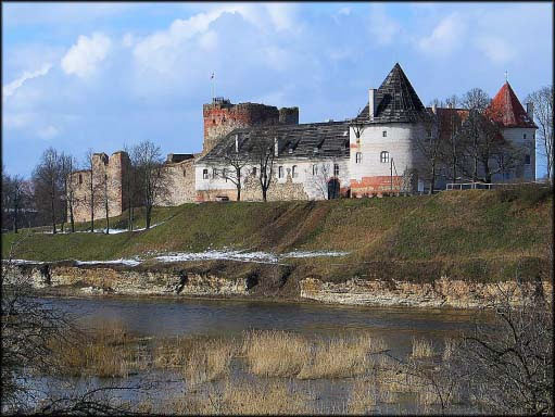 В 1973 году начались работы по восстановлению части Баусского замка — резиденции Курляндских герцогов