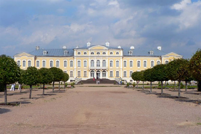 Дворцово-парковый комплекс в Рундале - наиболее совершенный барочный ансамбль в Латвии