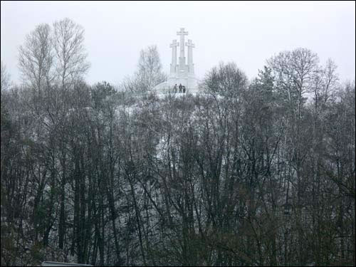 Три белых, устремленных в небо креста на вершине холма в Калну парке - еще один религиозный символ Вильнюса