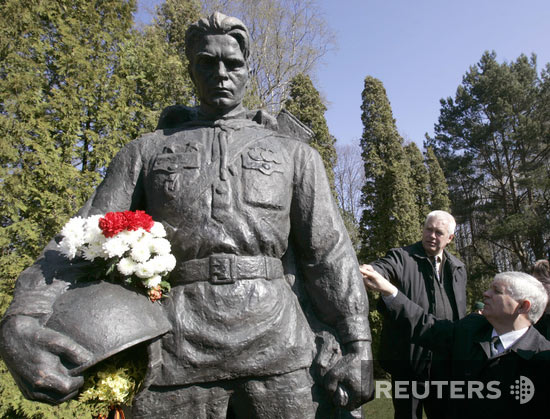Демонтированный с Тынисмяги «бронзовый Солдат» был 30 апреля 2007 года установлен на военном кладбище Таллина