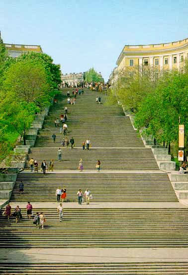 Сегодня Потемкинская лестница, ко всему прочему, является местом проведения различных увеселительных мероприятий – шествий, концертов, фестивалей
