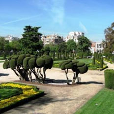 Ретиро — крупнейший (40 га) и известнейший парк города, расположенный между улицей Алкала, проспектом Мендес-и-Пелайо и улицей Альфонса XII