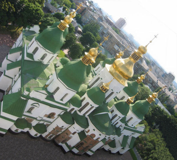 Пространственное решение собора Святой Софии Киевской было пирамидальным: большой центральный купол окружали двенадцать меньших, а к главному объему прилегали с трех сторон две открытые галереи - двухъярусная внутренняя и одноярусная внешняя