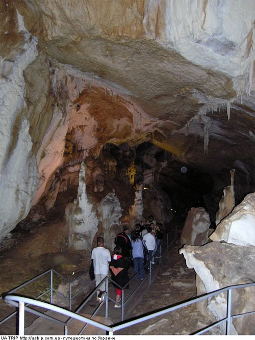 В спелеокомплекс «Мраморная пещера» входят оборудованная для посещения великолепная пещера Эмине-Баир-Хосар и необорудованные легендрные пещеры Тысячеголовая, Холодная, Трехглазка