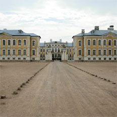 Рундальский дворец расроложен на юге Латвии посреди плодородной земгальской низменности