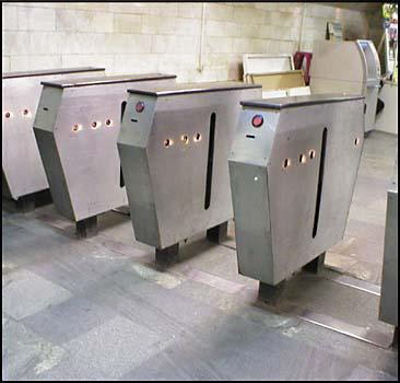 Пассажиров в метрополитене обслуживают 107 эскалаторов, которые размещены на 22 станциях