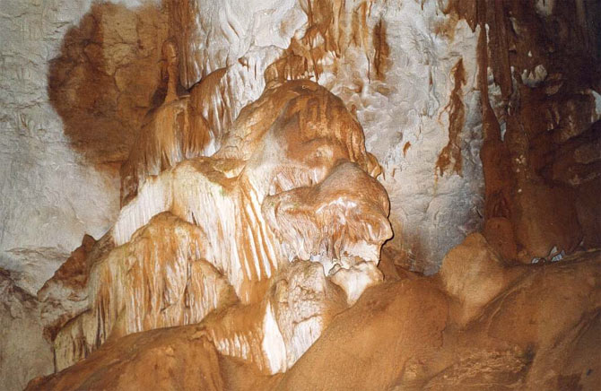 Добраться к пещере Мраморной можно на легковом автомобиле, автобусе, вертолете или пешком