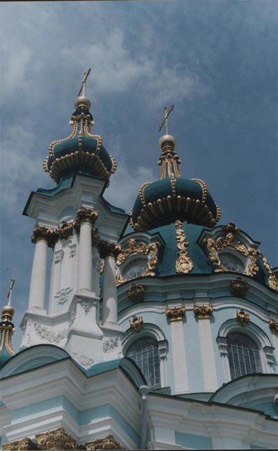 Андреевская церковь крестообразная в плане постройка, вытянутая по оси запад—восток
